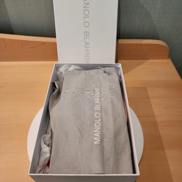 💯Authentic Manolo Blahnik HANGISI Red Satin Jewel Buckle Pumps - Picture 16 of 17